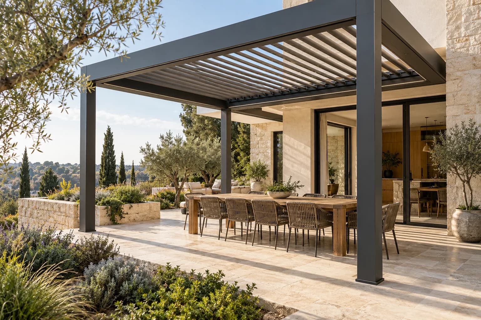 רפפות מתכווננות מעל אזור אוכל רחב ופינת ישיבה סמוכה